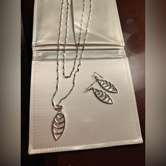 Stella & Dot Aurelia Mother of Pearl Drop Pendant necklace and earrings - Picture 3 of 8